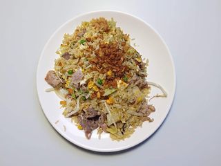 Ryż smażony z wieprzowiną, surówka 350g