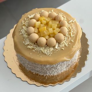 Fatia de Bolo de Ninho com Abacaxi e Coco