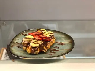 Gofre Con Chocolate Blanco Más Plátano Y Fresa