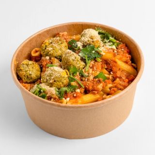 Penne kukurydziane z sosem tofunese i klopsami wieloroślinnymi