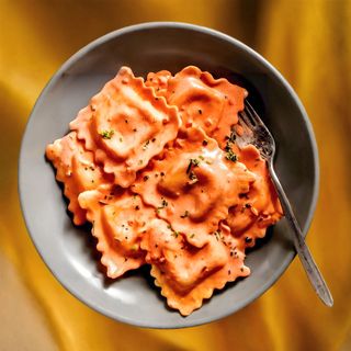 Равіолі з індиком на бурачаному тісті (300г)