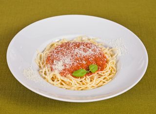 Spaghetti z sosem pomidorowym i parmezanem