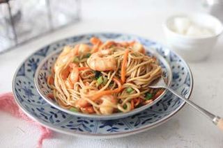 Spaghetti saltati con gamberi, verdure e uova