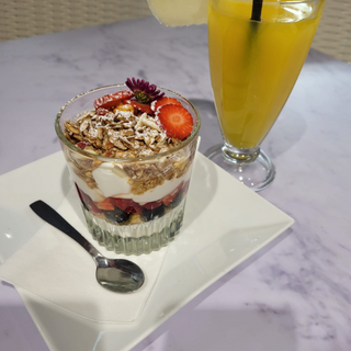 Fruta De Temporada Y Yogurt Griego