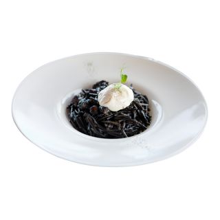 Fideuà negra con gamba roja