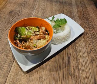 Bok Choy mladi luk i pileća prsa wok