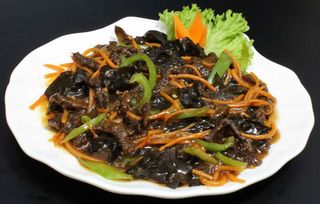 ძროხის ხორცი ჩინური სოკოთი და ბოსტნეულით, D1