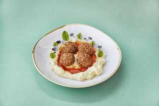 Chiftelute cu cartofi piure si sos de rosii