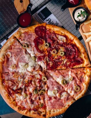 Quattro carne pizza