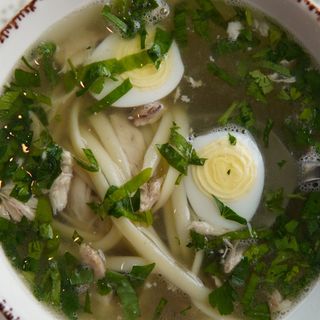 Бульйон з куркою та перепелиним яйцем