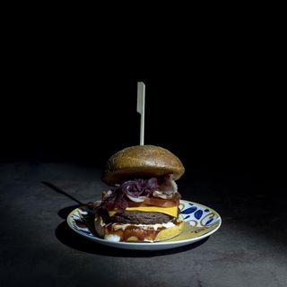  bacon, cheddar, cipolla rossa caramellata, pomodoro, maionese, ketchup