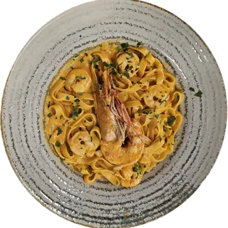 Tagliatelle cu Tiger shrimp, creveţi şi sos cremos de roşii
