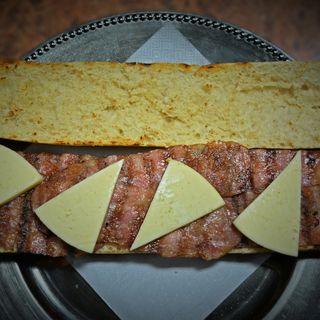 Bocadillo De Bacon Con Queso Y Tomate (Grande)