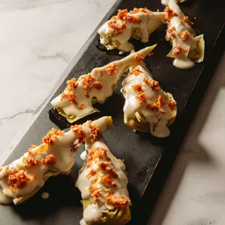 Alcachofas con queso y prosciuto.