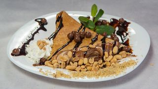 Palačinka sa eurokremom, karamelom i kikirikijem