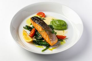 Стейк из семги с соусом из брокколи 