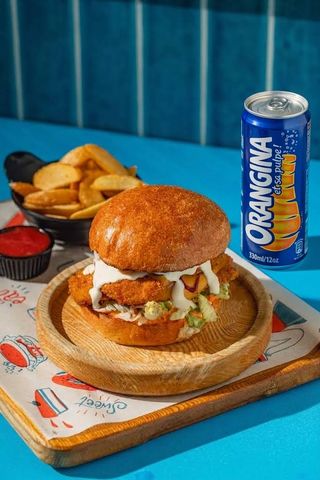 Burger Crispy avec Canette Orangina