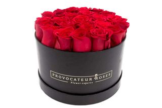 Caja redonda con 15-19 rosas rojas frescas