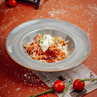 Спагетти с креветками и сыром страчателла в томатном соусе