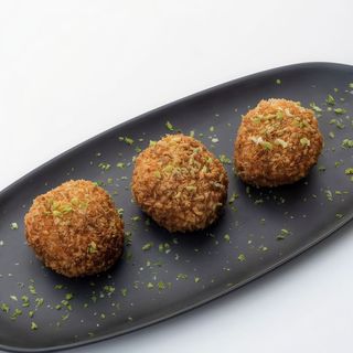 Croquetas de gorgonzola, nueces, higos y lima