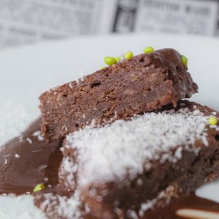 Brownie de avellana y chocolate casero con salsa de chocolate y galleta