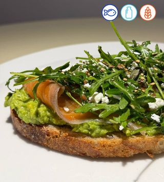 Tostada De Salmón Y Queso Feta