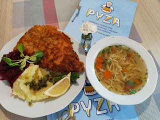 Filet z dorsza czarniaka z ziemniakami i surówką 