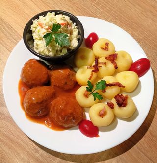 Pulpety wp. z kluskami śląskimi i surówką + zupa