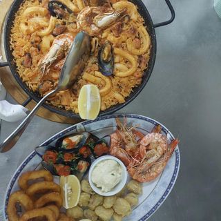 Platou de gustari cu fructe de mare pentru 2 persoane