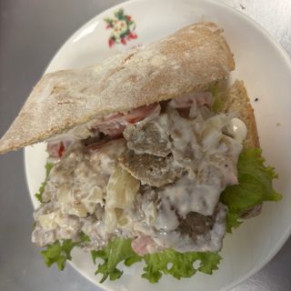 Bocadillo De Carne De Kebab, tomate, lechuga, cebolla y salsa de yogurt