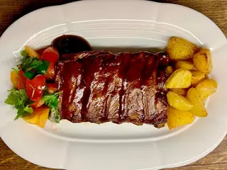 Реберця свинини BBQ з Мікс салатом та запеченою Картоплею ( (490)g)