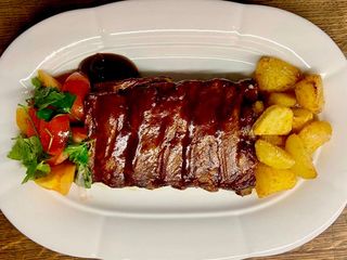 Реберця свинини BBQ з овочевим салатом та печеною Картоплею фрі ( (490)g)