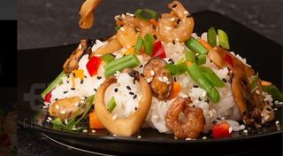 Рис з овочами і морепродуктами (380г)