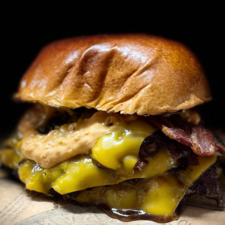 Oklahoma smash burger con patatas dippers (salsa spicy chilly picante)