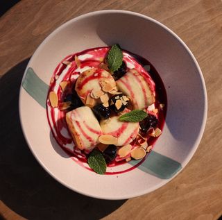 Сирники з вишнею та мигдалем