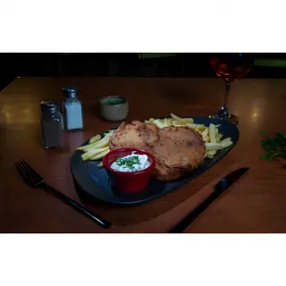 Snitel bistro cu cartofi prajiti si sos mayo