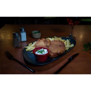 Snitel bistro cu cartofi prajiti si sos mayo