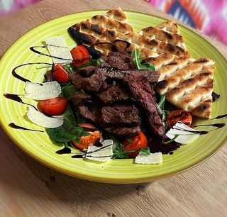 Grilled beef salad 350 g