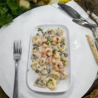 Tortellini Con Nata champiñones Y Langostinos