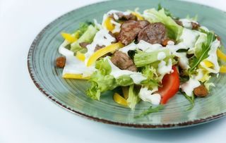Салат з молодої телятини зі свіжими овочами