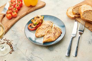 Piept de pui la gratar cu garnitura