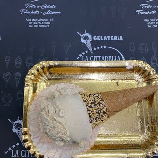 Cono granellato con gelato
