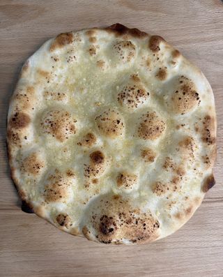 Pita z czosnkiem i solą