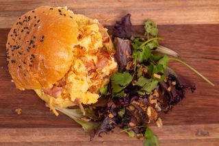 Brioche com Ovo Mexido e Bacon