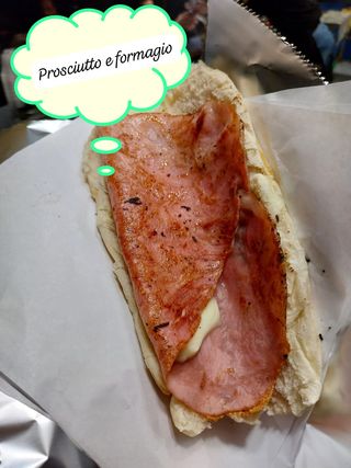 Panino con prosciutto cotto e doppio formaggio