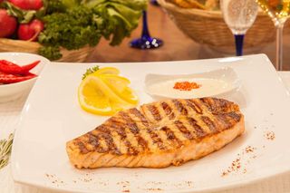 Лосось на гриле со сливочным соусом