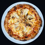Pizza Margherita cu Twist Ardelenesc – Savoare Italiană cu Esență Locală