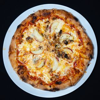 Pizza Margherita cu Twist Ardelenesc – Savoare Italiană cu Esență Locală