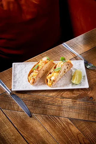 Mini tacos cu creveți și mango cu sos yuzu