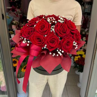 Кутия с 19 бр. Червени рози декорирани с гипсофил #282